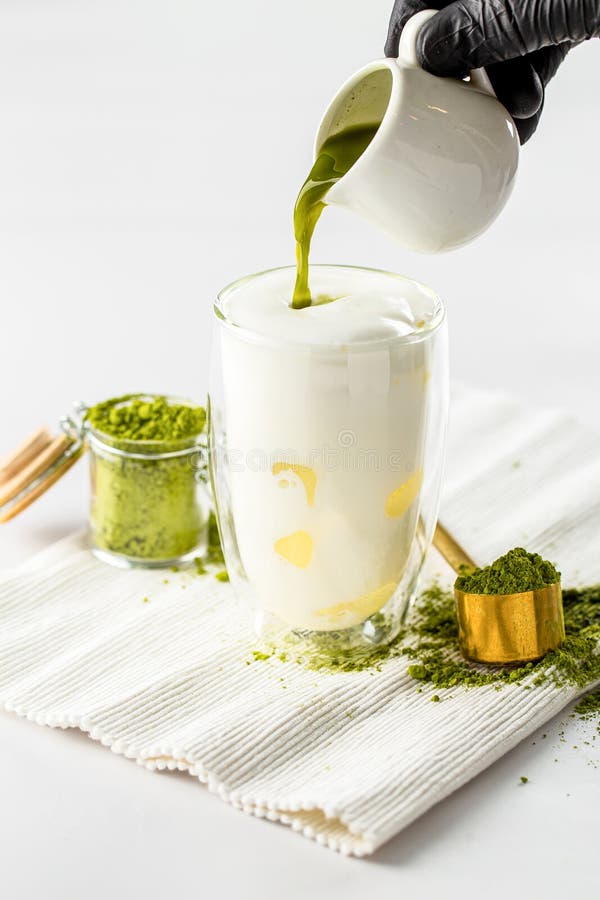 χύτευση πράσινο τσάι matcha σε παγωμένο γυαλί με γάλα στοκ φωτογραφίες με δικαίωμα ελεύθερης χρήσης