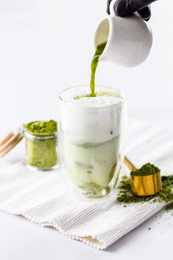 χύτευση πράσινο τσάι matcha σε παγωμένο γυαλί με γάλα στοκ φωτογραφίες με δικαίωμα ελεύθερης χρήσης