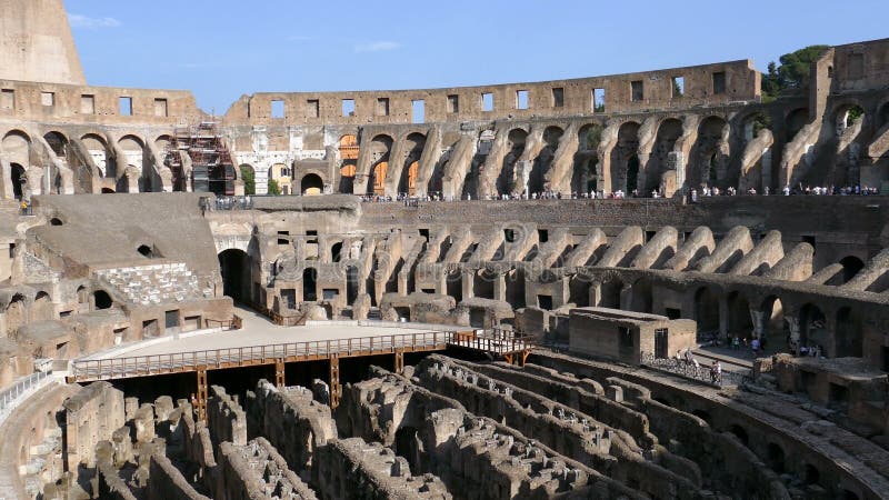 Χώρος Coliseum στο χρόνο βραδιού, με τους τουρίστες μέσα