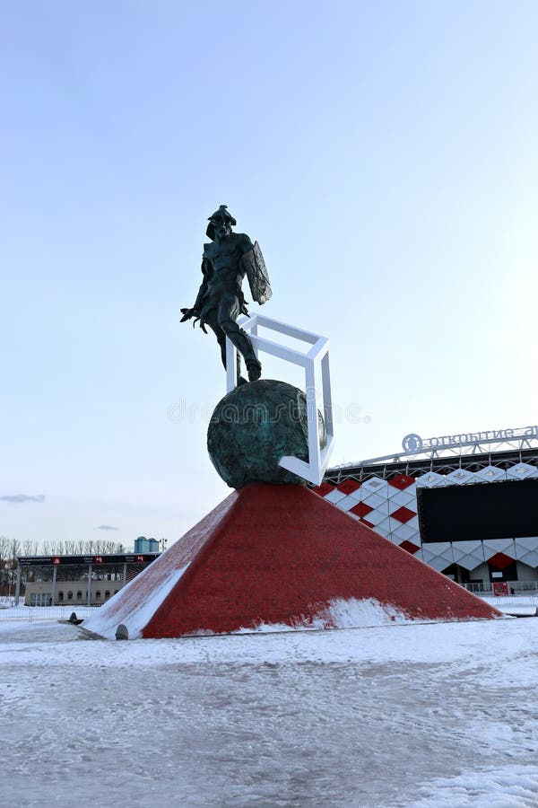 Χώρος ανοίγματος Spartak γηπέδου ποδοσφαίρου και ένα μνημείο στοκ εικόνες Χώρος ανοίγματος Spartak γηπέδου ποδοσφαίρου και ένα μνημείο στοκ εικόνες