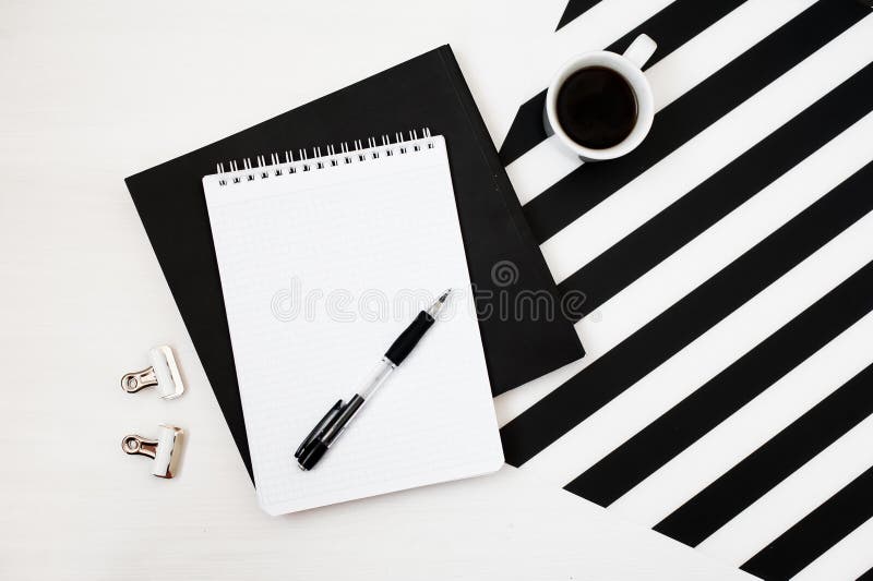 Χώρος εργασίας Minimalistic με το βιβλίο, σημειωματάριο, μολύβι, φλιτζάνι του καφέ στο ριγωτό γραπτό υπόβαθρο Επίπεδος βάλτε τη τ στοκ φωτογραφία Χώρος εργασίας Minimalistic με το βιβλίο, σημειωματάριο, μολύβι, φλιτζάνι του καφέ στο ριγωτό γραπτό υπόβαθρο Επίπεδος βάλτε τη τ στοκ φωτογραφία
