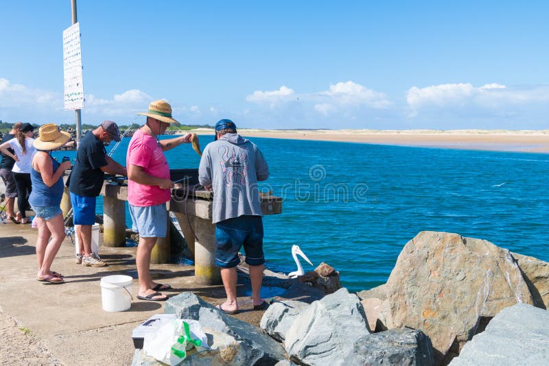 Ψάρια καθαρισμού Fishermans στο μικρό ψαροχώρι του κεφαλιού Crowdy, διάσημο για το breakwall που χρησιμοποιείται ως φυσικός περίπ στοκ εικόνες με δικαίωμα ελεύθερης χρήσης