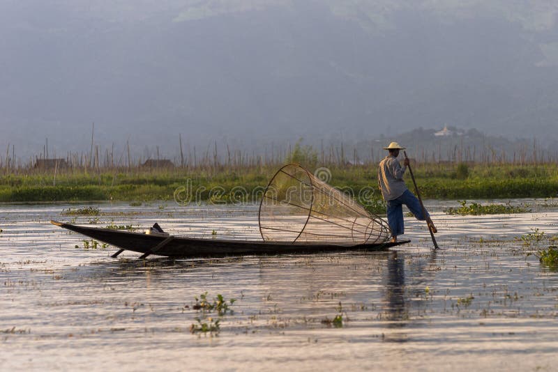 Ψαράς στη λίμνη Inle στο Μιανμάρ στοκ εικόνες