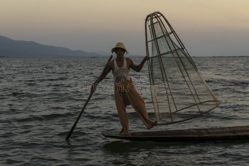 Ψαράς στη λίμνη Inle στο Μιανμάρ στοκ εικόνες με δικαίωμα ελεύθερης χρήσης