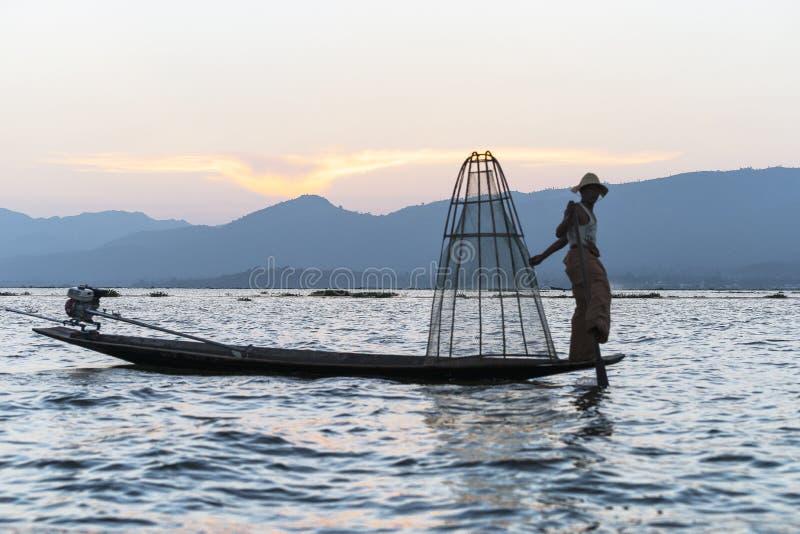 Ψαράς στη λίμνη Inle στο Μιανμάρ στοκ εικόνες