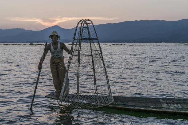 Ψαράς στη λίμνη Inle στο Μιανμάρ στοκ φωτογραφίες με δικαίωμα ελεύθερης χρήσης