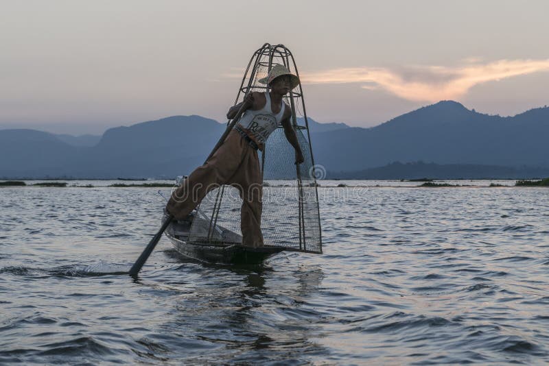 Ψαράς στη λίμνη Inle στο Μιανμάρ στοκ εικόνα με δικαίωμα ελεύθερης χρήσης