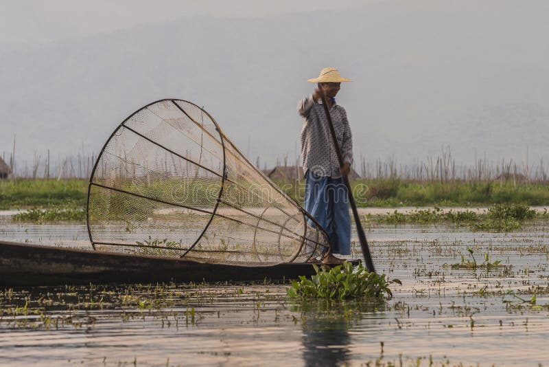 Ψαράς στη λίμνη Inle στο Μιανμάρ στοκ φωτογραφία με δικαίωμα ελεύθερης χρήσης