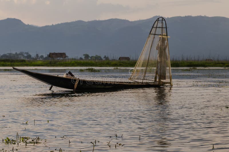 Ψαράς στη λίμνη Inle στο Μιανμάρ στοκ εικόνες