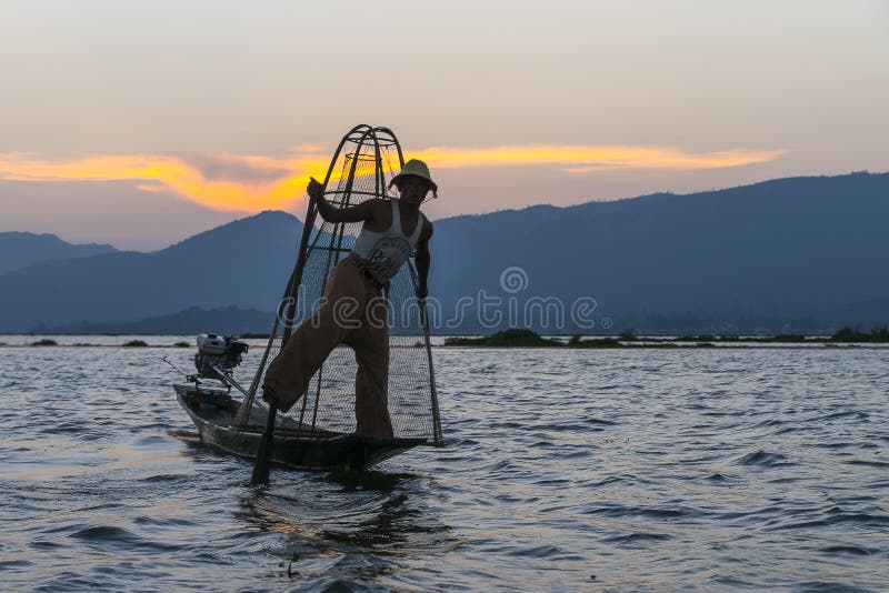 Ψαράς στη λίμνη Inle στο Μιανμάρ Χρόνος του ηλιοβασιλέματος στοκ φωτογραφία με δικαίωμα ελεύθερης χρήσης