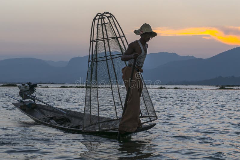 Ψαράς στη λίμνη Inle στο Μιανμάρ Χρόνος του ηλιοβασιλέματος στοκ φωτογραφίες με δικαίωμα ελεύθερης χρήσης
