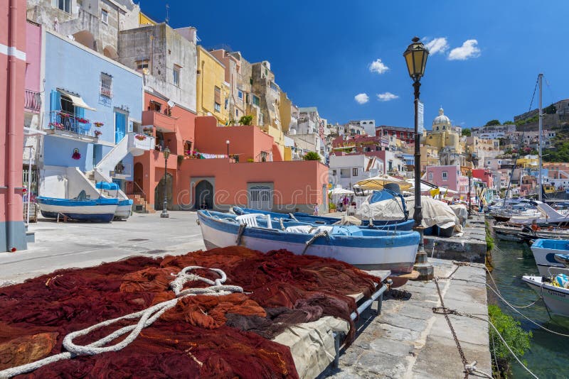 Ψαροχώρι, σπίτια των ζωηρόχρωμων ψαράδων, και δίχτυα του ψαρέματος, νησί Corricella Procida μαρινών, κόλπος της Νάπολης, Ιταλία στοκ φωτογραφίες με δικαίωμα ελεύθερης χρήσης Ψαροχώρι, σπίτια των ζωηρόχρωμων ψαράδων, και δίχτυα του ψαρέματος, νησί Corricella Procida μαρινών, κόλπος της Νάπολης, Ιταλία στοκ φωτογραφίες με δικαίωμα ελεύθερης χρήσης