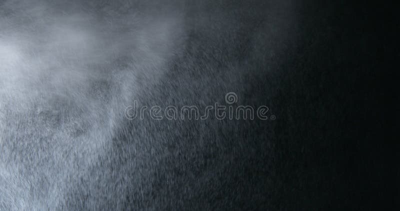ψεκασμός νερού σε προσομοίωση αέρα σε μαύρο φόντο