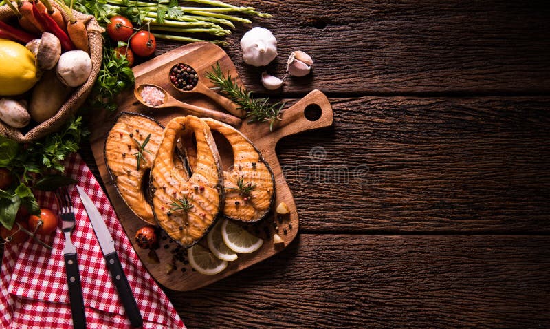 Ψημένα στη σχάρα ψάρια σολομών με το καρύκευμα και τα διάφορα λαχανικά στοκ φωτογραφίες με δικαίωμα ελεύθερης χρήσης Ψημένα στη σχάρα ψάρια σολομών με το καρύκευμα και τα διάφορα λαχανικά στοκ φωτογραφίες με δικαίωμα ελεύθερης χρήσης