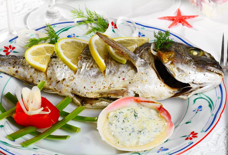 ψημένο επιχρυσωμένο bream κεφά&l στοκ εικόνες ψημένο επιχρυσωμένο bream κεφά&l στοκ εικόνες