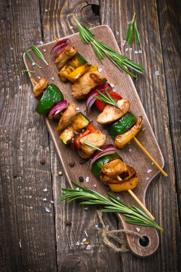 Ψημένο στη σχάρα κρέας και φυτικά kebabs στοκ φωτογραφία με δικαίωμα ελεύθερης χρήσης Ψημένο στη σχάρα κρέας και φυτικά kebabs στοκ φωτογραφία με δικαίωμα ελεύθερης χρήσης