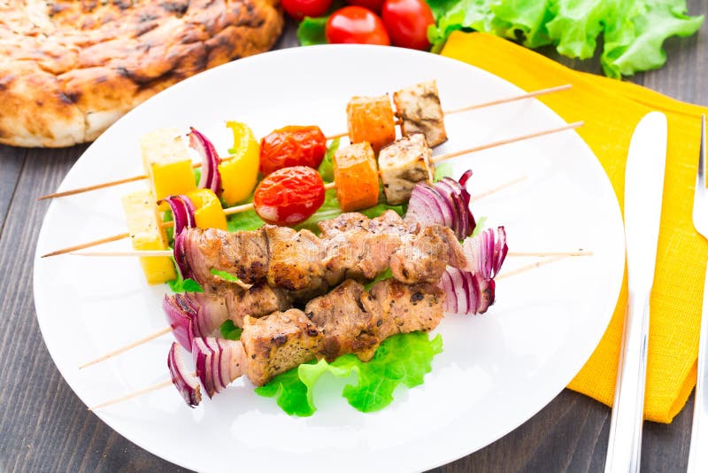 Ψημένο στη σχάρα χοιρινό κρέας και φυτικά kebabs
