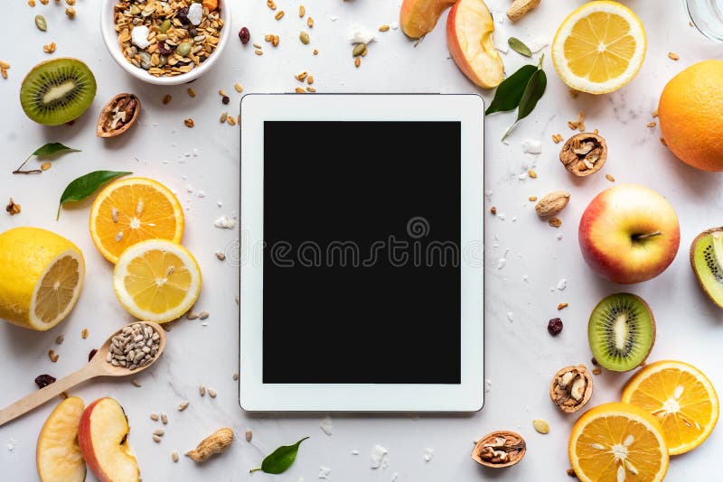 Ψηφιακός υπολογιστής ταμπλετών apps για το μαγείρεμα του σχεδίου διατροφής, υγιή τρόφιμα στοκ φωτογραφία με δικαίωμα ελεύθερης χρήσης Ψηφιακός υπολογιστής ταμπλετών apps για το μαγείρεμα του σχεδίου διατροφής, υγιή τρόφιμα στοκ φωτογραφία με δικαίωμα ελεύθερης χρήσης