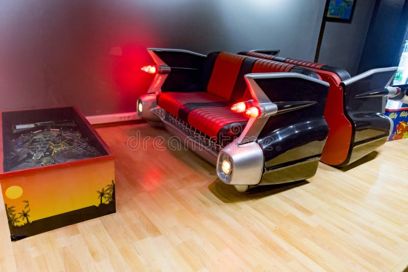 Όμοιοι καναπές και pinball αυτοκινήτων Cadillac στοκ φωτογραφία Όμοιοι καναπές και pinball αυτοκινήτων Cadillac στοκ φωτογραφία