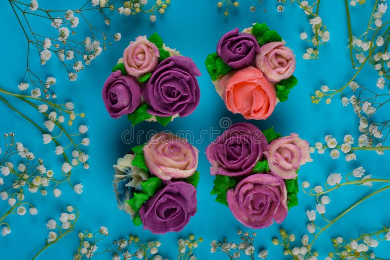 Όμορφα cupcakes που διακοσμούνται με το λουλούδι από το ζωηρόχρωμο γλυκό αλλά στοκ εικόνες με δικαίωμα ελεύθερης χρήσης Όμορφα cupcakes που διακοσμούνται με το λουλούδι από το ζωηρόχρωμο γλυκό αλλά στοκ εικόνες με δικαίωμα ελεύθερης χρήσης
