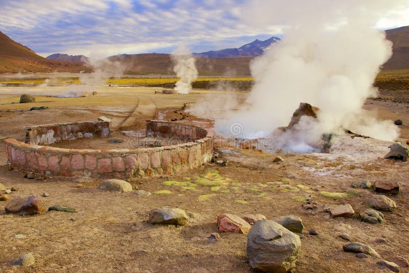 Όμορφα geysers EL Tatio στην ανατολή, Χιλή στοκ φωτογραφία με δικαίωμα ελεύθερης χρήσης Όμορφα geysers EL Tatio στην ανατολή, Χιλή στοκ φωτογραφία με δικαίωμα ελεύθερης χρήσης