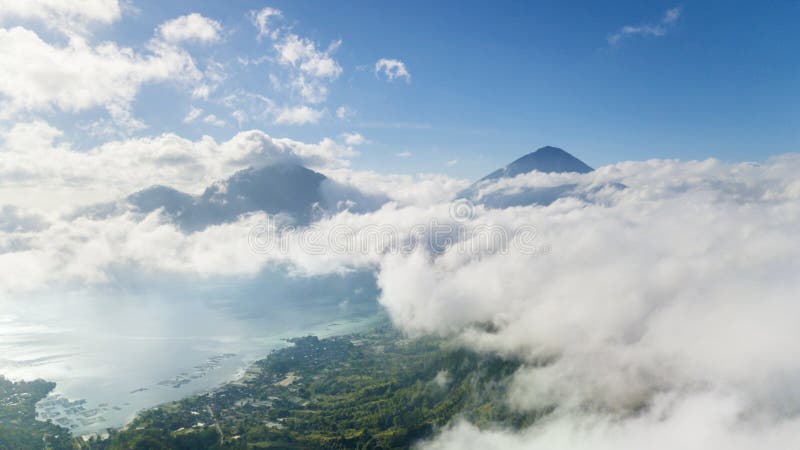 Όμορφα λίμνη και ηφαίστειο Batur με την υδρονέφωση στοκ φωτογραφία Όμορφα λίμνη και ηφαίστειο Batur με την υδρονέφωση στοκ φωτογραφία