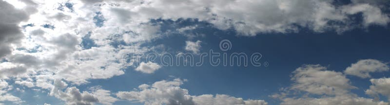 Όμορφα σύννεφα και πανόραμα μπλε ουρανού στη υψηλή ανάλυση στοκ φωτογραφία με δικαίωμα ελεύθερης χρήσης