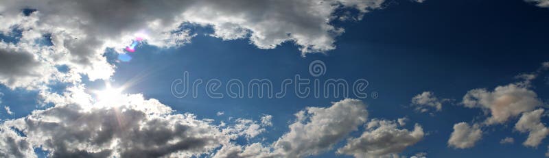 Όμορφα σύννεφα και πανόραμα μπλε ουρανού στη υψηλή ανάλυση στοκ φωτογραφίες με δικαίωμα ελεύθερης χρήσης