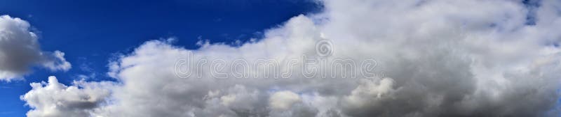 Όμορφα σύννεφα και πανόραμα μπλε ουρανού στη υψηλή ανάλυση στοκ εικόνες