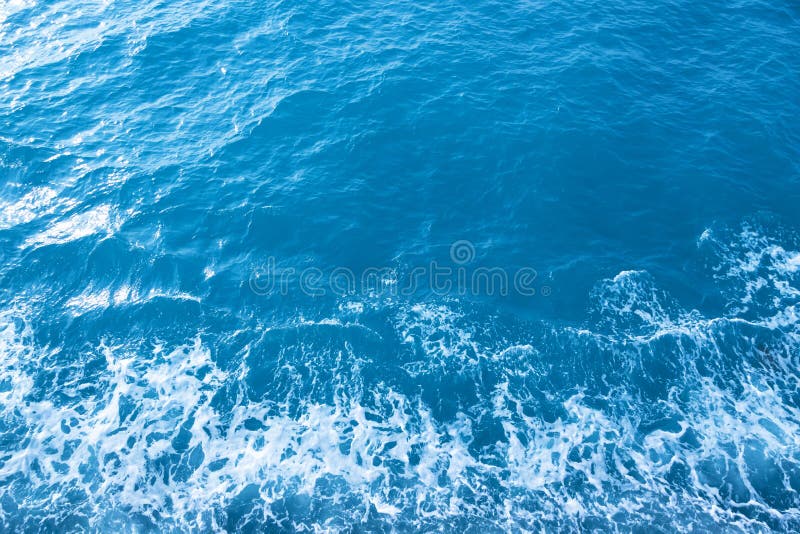 Όμορφα ωκεάνια κύματα, σκούρο μπλε ως υπόβαθρο στοκ φωτογραφίες Όμορφα ωκεάνια κύματα, σκούρο μπλε ως υπόβαθρο στοκ φωτογραφίες