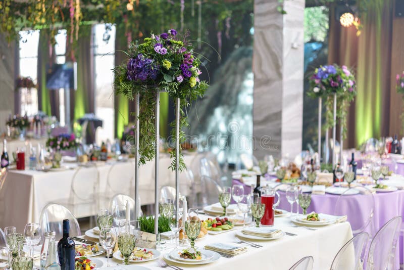 Όμορφες ανθοδέσμες hydrangea στα βάζα στις υψηλές στάσεις Ρύθμιση λουλουδιών στους πίνακες στη δεξίωση γάμου πολυτέλειας μέσα στοκ φωτογραφία με δικαίωμα ελεύθερης χρήσης Όμορφες ανθοδέσμες hydrangea στα βάζα στις υψηλές στάσεις Ρύθμιση λουλουδιών στους πίνακες στη δεξίωση γάμου πολυτέλειας μέσα στοκ φωτογραφία με δικαίωμα ελεύθερης χρήσης