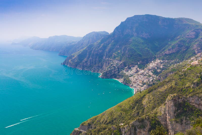 Όμορφες απόψεις σχετικά με την πόλη Positano από την πορεία των Θεών, ακτή της Αμάλφης, περιοχή Campagnia, της Ιταλίας στοκ φωτογραφίες