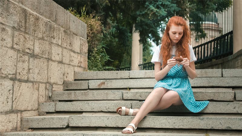 Όμορφες αφές κοριτσιών πιπεροριζών strobile στο πάρκο στοκ φωτογραφίες Όμορφες αφές κοριτσιών πιπεροριζών strobile στο πάρκο στοκ φωτογραφίες