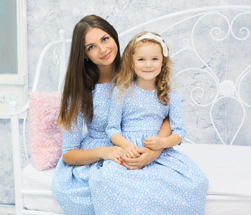 Όμορφες μητέρα και κόρη πορτρέτου στο φόρεμα από κοινού