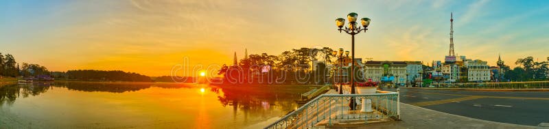 Όμορφη άποψη Dalat, Βιετνάμ r Πανοραμική εικονική παράσταση πόλης της πόλης DA Lat, λίγο Παρίσι του Βιετνάμ στοκ εικόνες Όμορφη άποψη Dalat, Βιετνάμ r Πανοραμική εικονική παράσταση πόλης της πόλης DA Lat, λίγο Παρίσι του Βιετνάμ στοκ εικόνες
