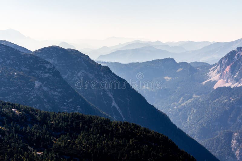 Όμορφη άποψη Άλπεων από το βουνό Dachstein, 5 δάχτυλα που βλέπει την πλατφόρμα, Αυστρία στοκ φωτογραφία Όμορφη άποψη Άλπεων από το βουνό Dachstein, 5 δάχτυλα που βλέπει την πλατφόρμα, Αυστρία στοκ φωτογραφία