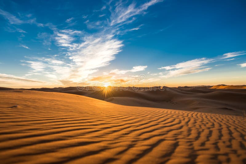Όμορφη άποψη ανατολής των Erg αμμόλοφων Chebbi, έρημος Σαχάρας, Merzouga, Μαρόκο στην Αφρική στοκ φωτογραφία με δικαίωμα ελεύθερης χρήσης Όμορφη άποψη ανατολής των Erg αμμόλοφων Chebbi, έρημος Σαχάρας, Merzouga, Μαρόκο στην Αφρική στοκ φωτογραφία με δικαίωμα ελεύθερης χρήσης