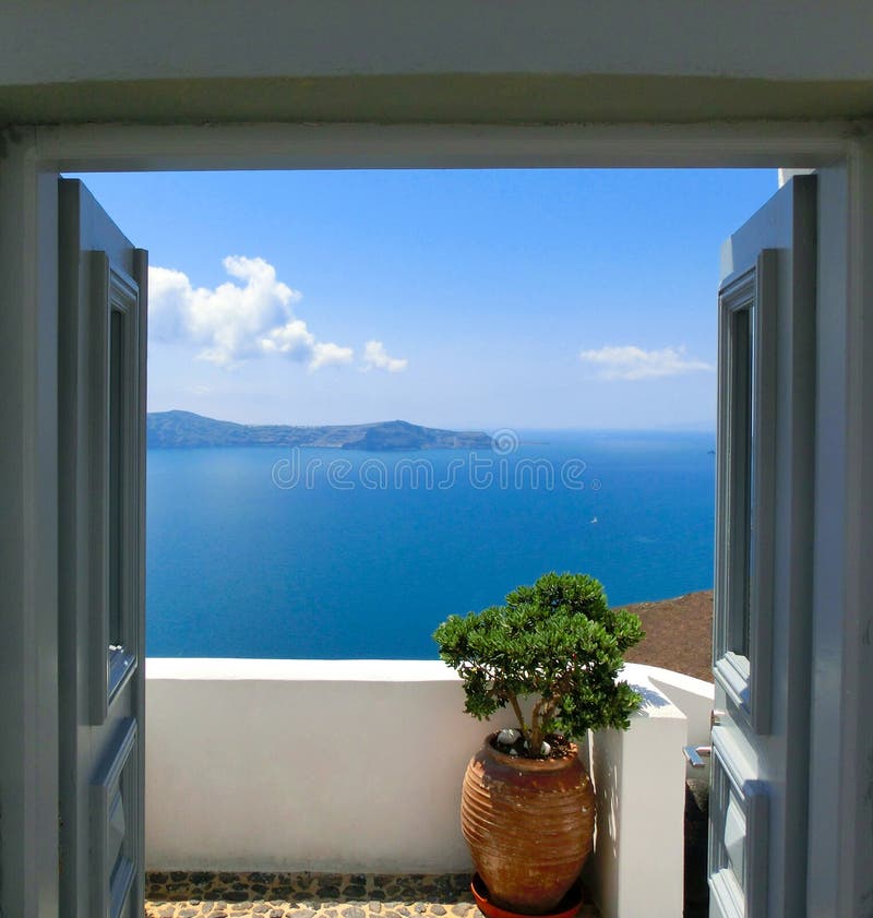 Όμορφη άποψη θάλασσας από το μπαλκόνι santorini νησιών λόφων της Ελλάδας κτηρίων στοκ φωτογραφία με δικαίωμα ελεύθερης χρήσης Όμορφη άποψη θάλασσας από το μπαλκόνι santorini νησιών λόφων της Ελλάδας κτηρίων στοκ φωτογραφία με δικαίωμα ελεύθερης χρήσης