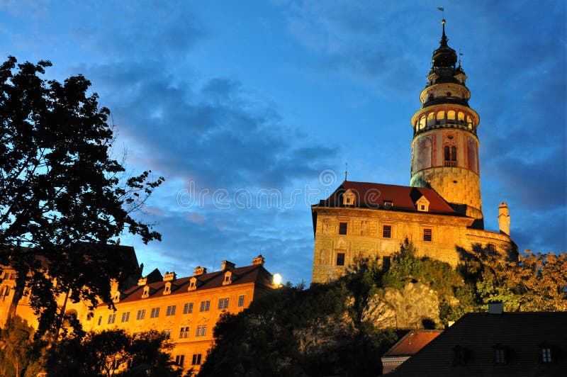Όμορφη άποψη νύχτας του πύργου κάστρων σε Cesky Krumlov στοκ εικόνα με δικαίωμα ελεύθερης χρήσης Όμορφη άποψη νύχτας του πύργου κάστρων σε Cesky Krumlov στοκ εικόνα με δικαίωμα ελεύθερης χρήσης