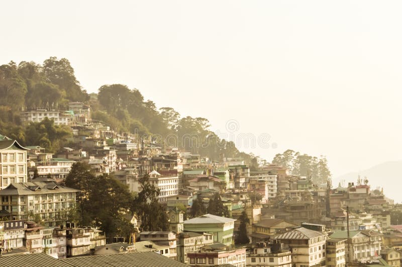 Όμορφη άποψη πανοράματος της πόλης Gangtok, μεγαλύτερη κωμόπολη της ινδικής κατάστασης του Sikkim, που βρίσκεται στην ανατολική σ στοκ εικόνες Όμορφη άποψη πανοράματος της πόλης Gangtok, μεγαλύτερη κωμόπολη της ινδικής κατάστασης του Sikkim, που βρίσκεται στην ανατολική σ στοκ εικόνες