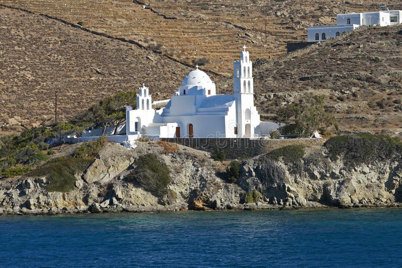 Όμορφη άποψη της εκκλησίας Agia Ειρήνη στην είσοδο στο λιμένα Ios, Ελλάδα στοκ εικόνα Όμορφη άποψη της εκκλησίας Agia Ειρήνη στην είσοδο στο λιμένα Ios, Ελλάδα στοκ εικόνα