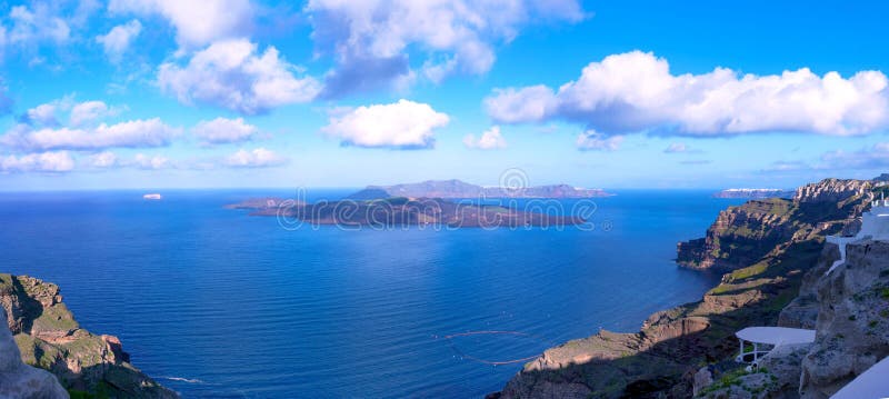 Όμορφη άποψη της θάλασσας, caldera και του νησιού Ξημερώματα στο νησί Santorini, Ελλάδα r στοκ εικόνες Όμορφη άποψη της θάλασσας, caldera και του νησιού Ξημερώματα στο νησί Santorini, Ελλάδα r στοκ εικόνες