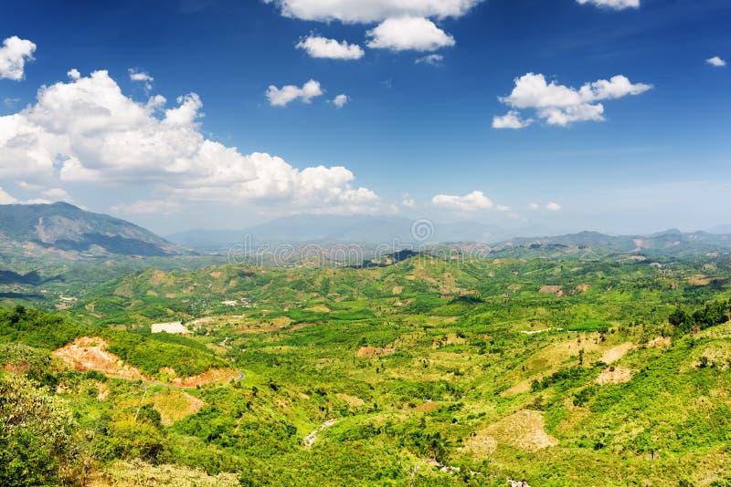 Όμορφη άποψη της κοιλάδας γύρω από την πόλη DA Lat. Όμορφη άποψη της κοιλάδας στο οροπέδιο Langbian γύρω από την πόλη DA Lat (Dalat) στο υπόβαθρο μπλε ουρανού στο Βιετνάμ Η DA Lat και η περιβάλλουσα περιοχή είναι ένας δημοφιλής τόπος προορισμού τουριστών της Ασίας