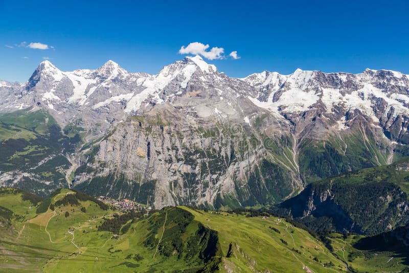 Όμορφη άποψη της κοιλάδας Jungfrau από την κορυφή του schilthorn το καλοκαίρι, Murren, Ελβετία στοκ φωτογραφίες Όμορφη άποψη της κοιλάδας Jungfrau από την κορυφή του schilthorn το καλοκαίρι, Murren, Ελβετία στοκ φωτογραφίες