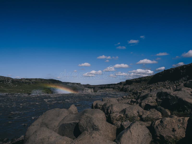 όμορφη άποψη της περιοχής Dettifoss με τους βράχους και το μπλε ουρανό στην Ισλανδία