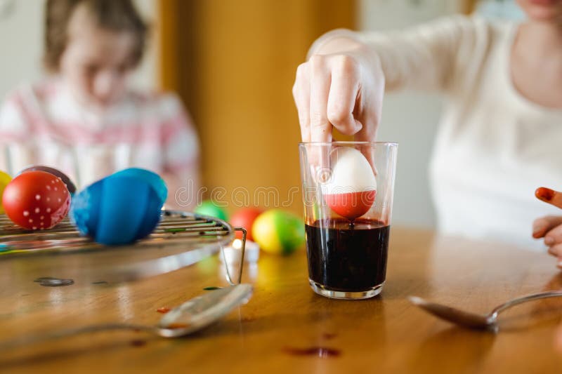 Όμορφη έφηβη που βάφει πασχαλιάτικα αυγά στο σπίτι. Παιδιά που ζωγραφίζουν πολύχρωμα αυγά για κυνήγι του Πάσχα. Παιδί ετοιμάζεται στοκ φωτογραφίες