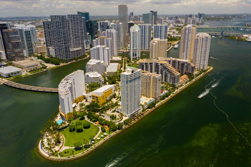 ÎŒÎ¼Î¿ÏÏ†Î· Î±ÎµÏÎ¿Ï†Ï‰Ï„Î¿Î³ÏÎ±Ï†Î¯Î± Brickell Key Î­Î½Î± Ï€Î¿Î»Ï…Ï„ÎµÎ»Î­Ï‚ Î¿Î¹ÎºÎ¹ÏƒÏ„Î¹ÎºÏŒ Î½Î·ÏƒÎ¯ ÏƒÏ„Î¿ ÎœÎ±ÏŠÎ¬Î¼Î¹ F στοκ εικόνα