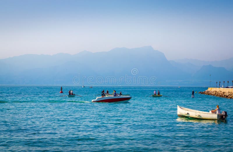 όμορφη ακτή γκάρντα λίμνη ιταλία στοκ εικόνα με δικαίωμα ελεύθερης χρήσης