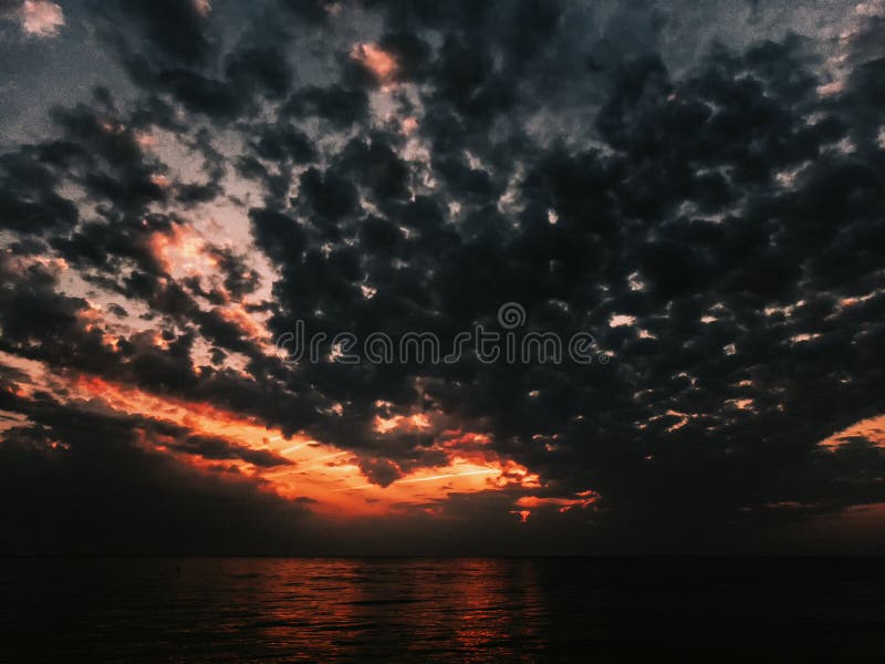 Όμορφη ανατολή πρωινού επάνω από το ωκεάνιο νερό στοκ φωτογραφία με δικαίωμα ελεύθερης χρήσης Όμορφη ανατολή πρωινού επάνω από το ωκεάνιο νερό στοκ φωτογραφία με δικαίωμα ελεύθερης χρήσης