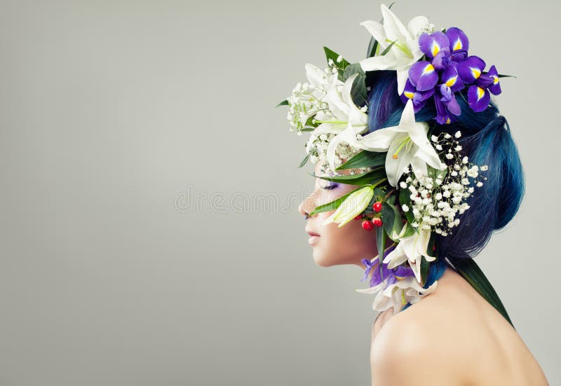 Όμορφη ασιατική πρότυπη γυναίκα με Floral Hairstyle στοκ εικόνα Όμορφη ασιατική πρότυπη γυναίκα με Floral Hairstyle στοκ εικόνα